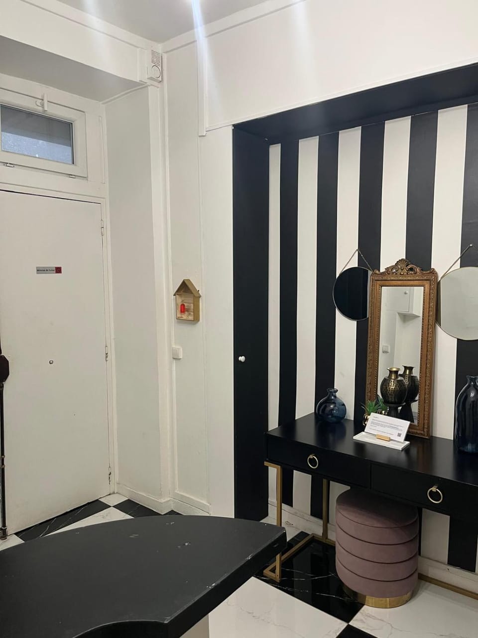 BLACK & WHITE - CHIC & PETIT MAISON- Pigalle 9eme Apartment in Paris