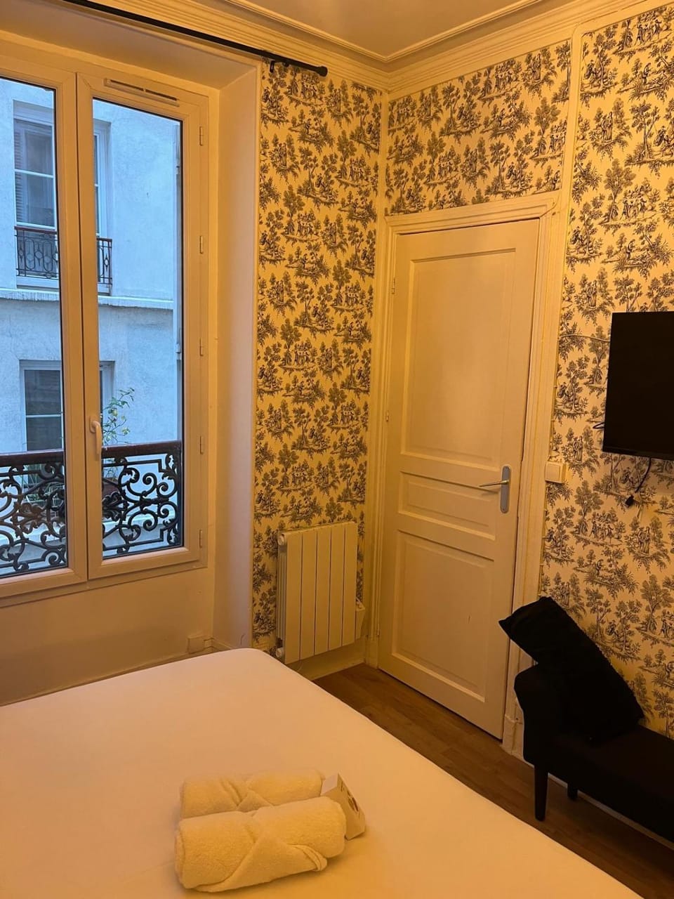 BLACK & WHITE - CHIC & PETIT MAISON- Pigalle 9eme Apartment in Paris