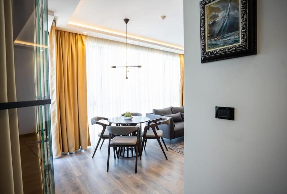 Seating area, Dining area