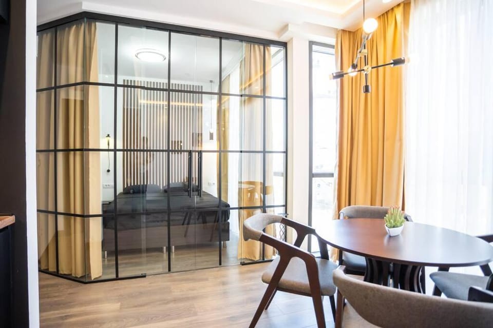 Kitchen or kitchenette, Seating area, Dining area