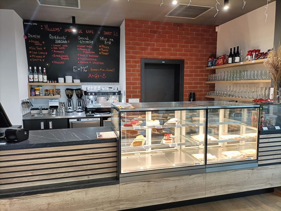 Coffee/tea facilities, Food and drinks, Banquet/Function facilities, Drinks