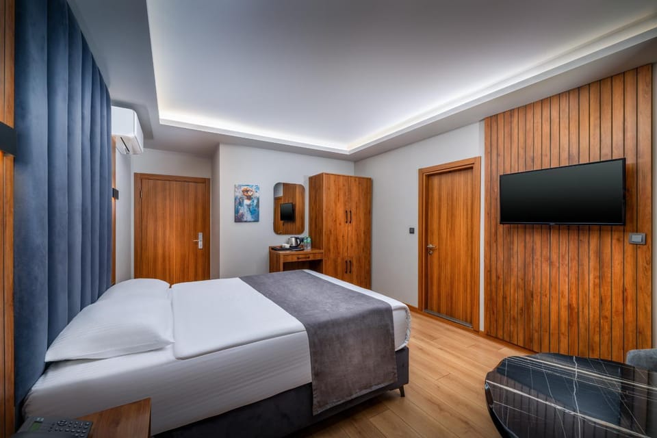 Bed, TV and multimedia, Photo of the whole room, Bedroom, wardrobe