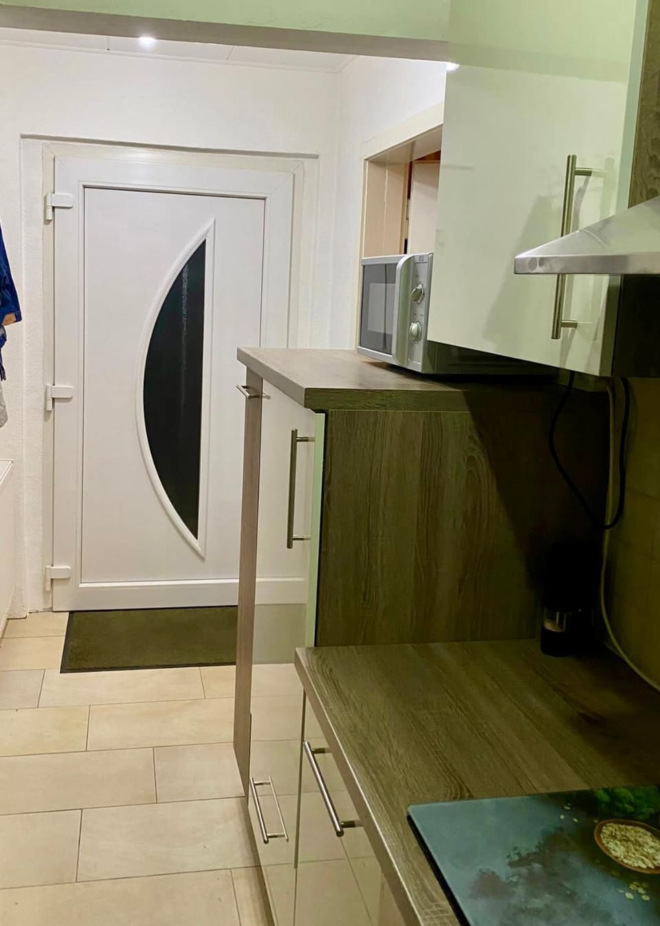 Kitchen or kitchenette, minibar