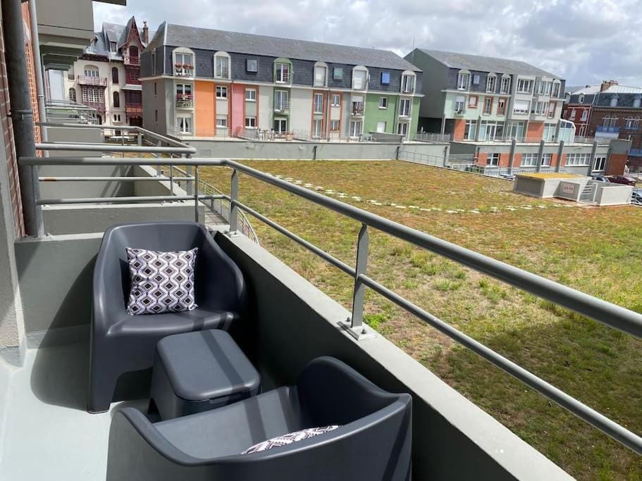 Trimaran Studio 10 mètres de la plage avec balcon/terrasse Apartment in Normandy