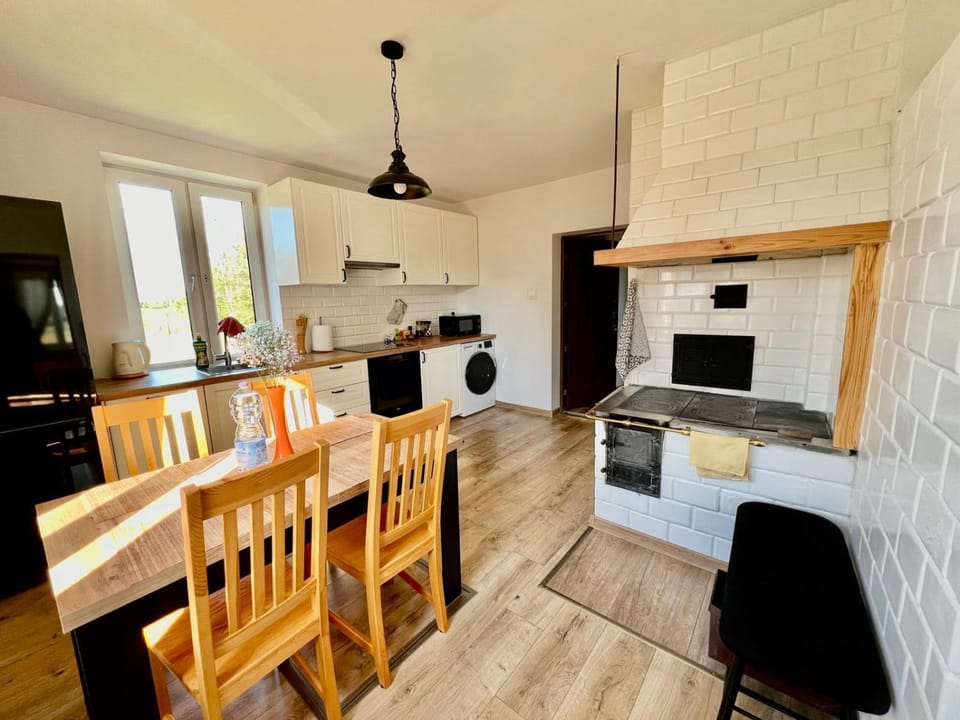 Kitchen or kitchenette, Dining area, oven