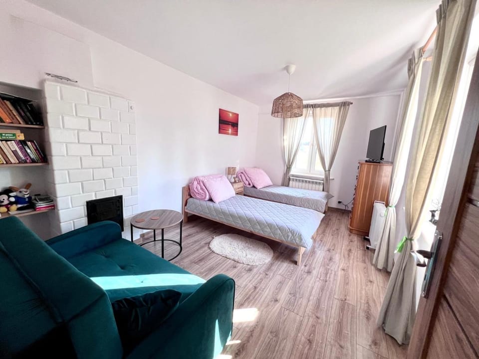 Bed, TV and multimedia, Photo of the whole room, Seating area, Bedroom
