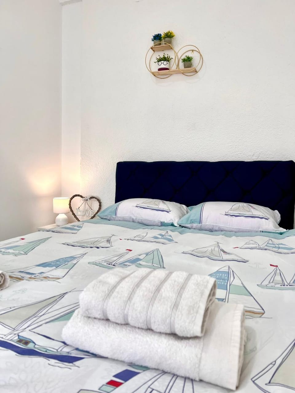 Bed, Photo of the whole room, Bedroom, towels