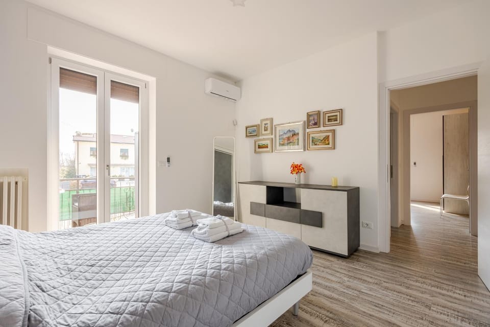 Bed, Photo of the whole room, Bedroom, air conditioner