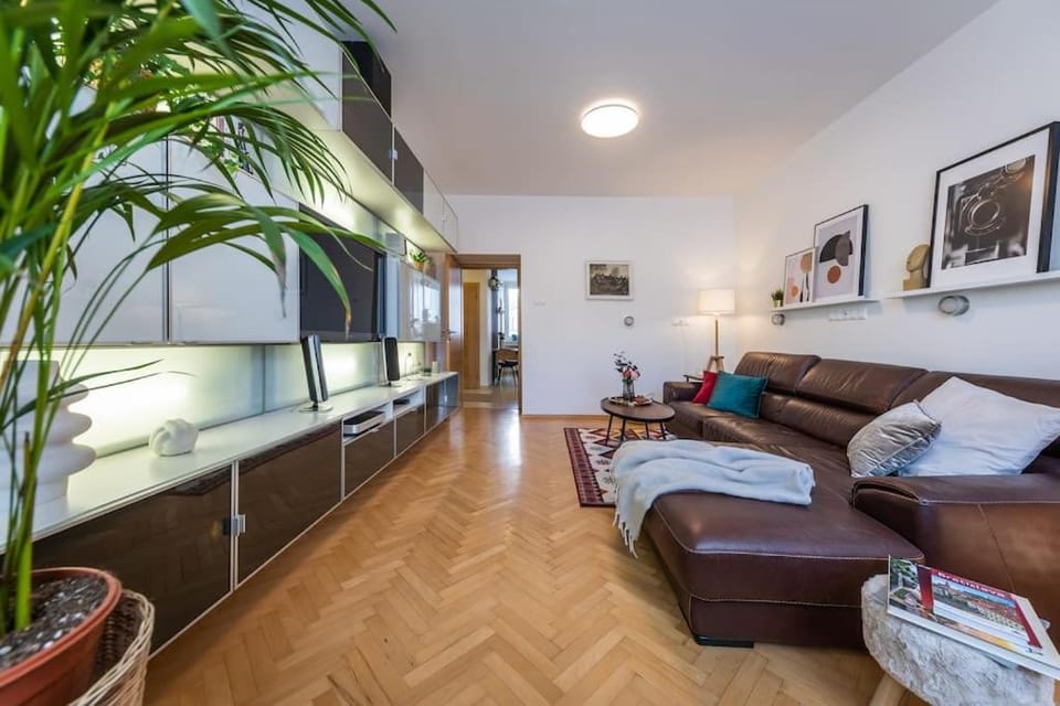 Communal lounge/ TV room, TV and multimedia, Living room, Seating area, Evening entertainment