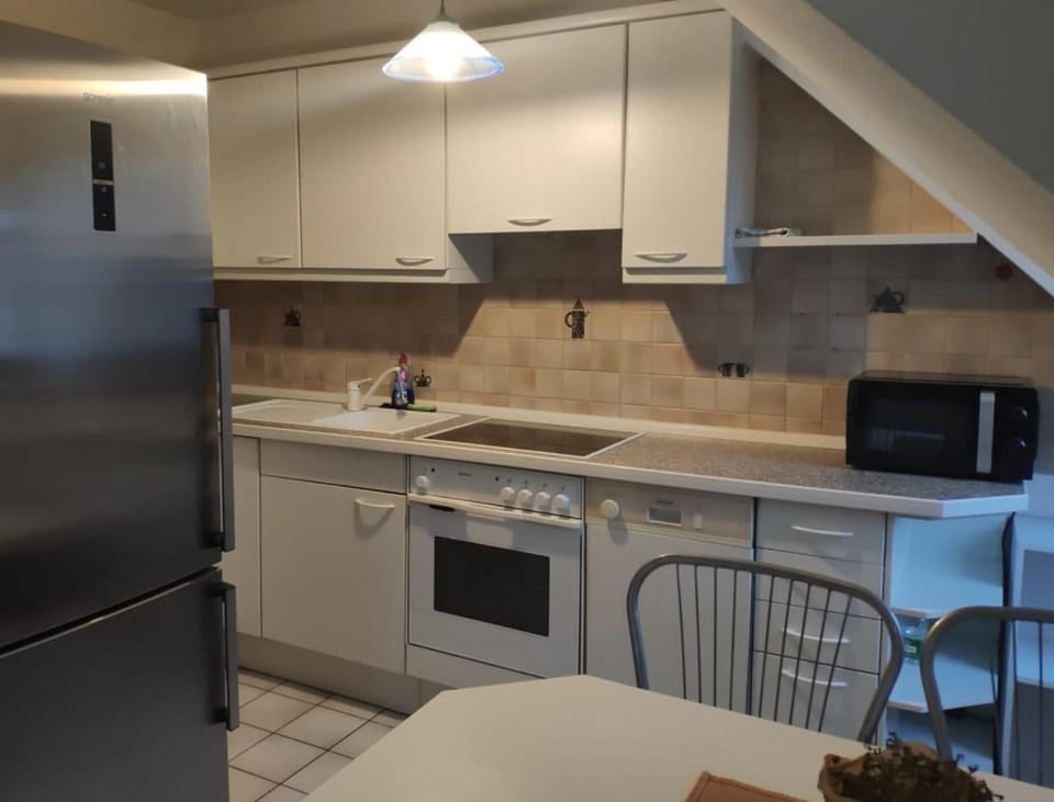 Kitchen or kitchenette, minibar, stove