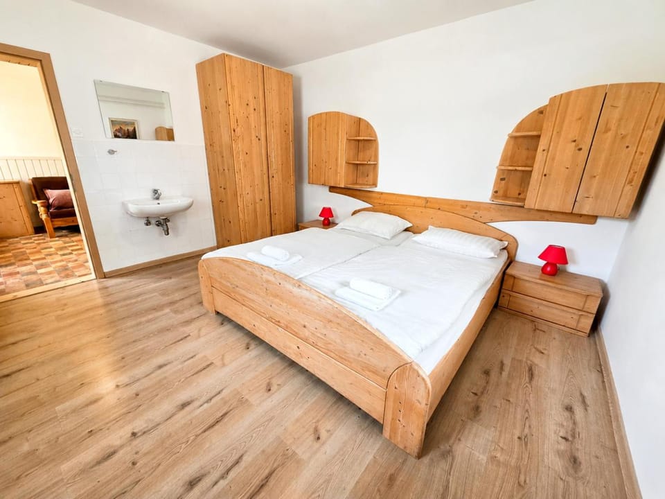 Bed, Photo of the whole room, towels