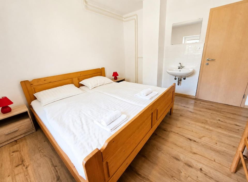 Bed, Photo of the whole room, Bedroom, towels