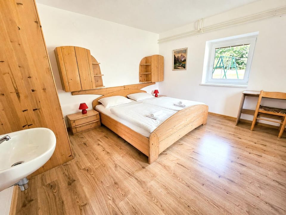 Bed, Photo of the whole room, towels