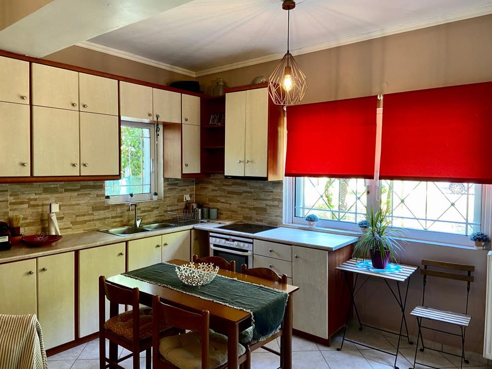 Kitchen or kitchenette, Dining area, pet friendly, stove