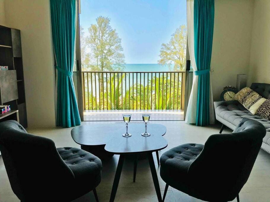 5 Stars Seafront Suite By The Sea 日落无敌全海景 5星 酒店等级 Apartment in Batu Ferringhi, Penang, Malaysia