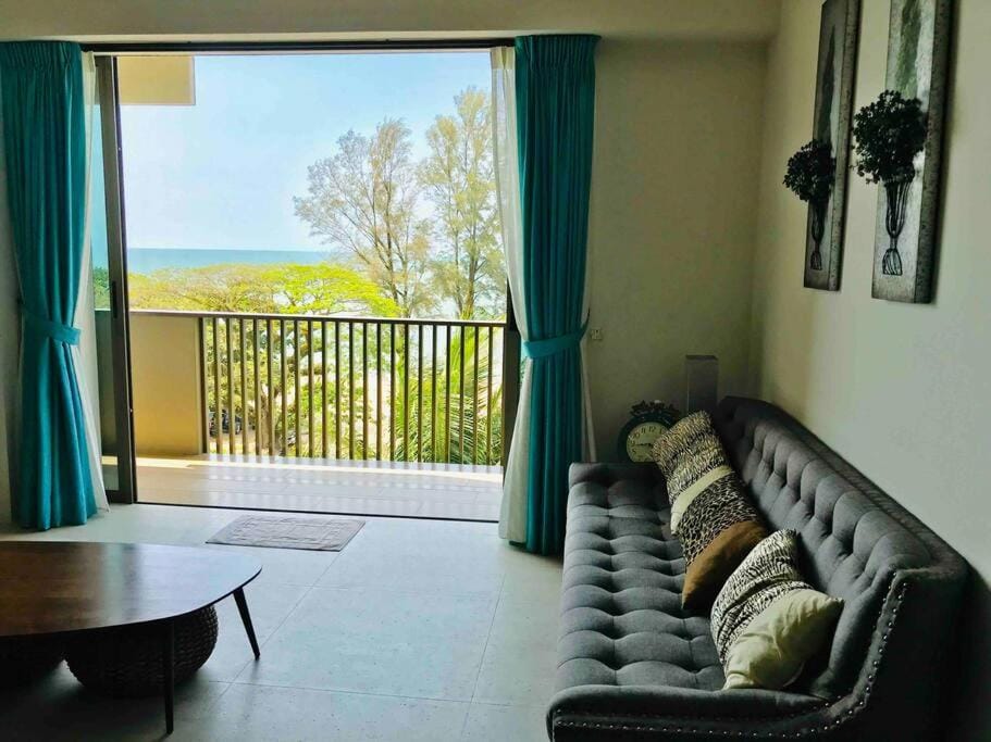 5 Stars Seafront Suite By The Sea 日落无敌全海景 5星 酒店等级 Apartment in Batu Ferringhi, Penang, Malaysia