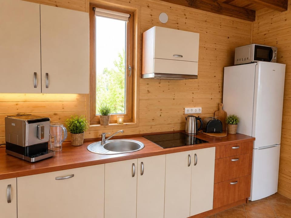 Coffee/tea facilities, Kitchen or kitchenette, dishwasher, stove, toaster