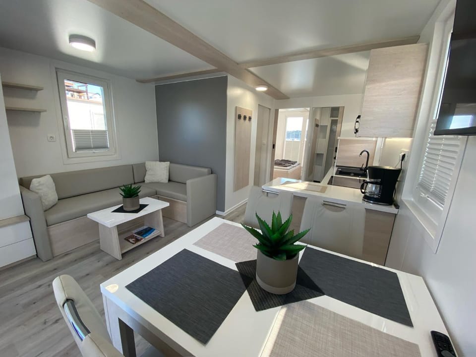 TV and multimedia, Kitchen or kitchenette, Living room, Seating area, Dining area