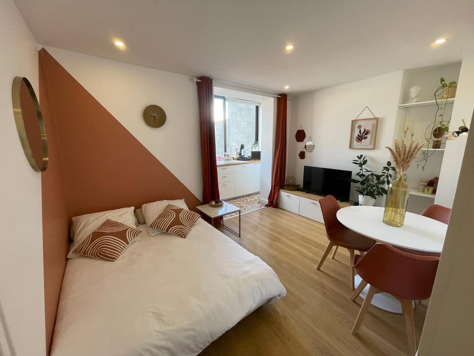 Bed, TV and multimedia, Living room, Seating area