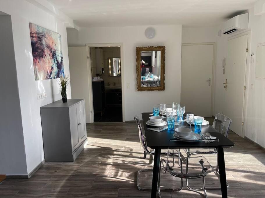 Seating area, Dining area