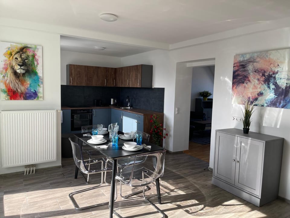 Kitchen or kitchenette, Dining area
