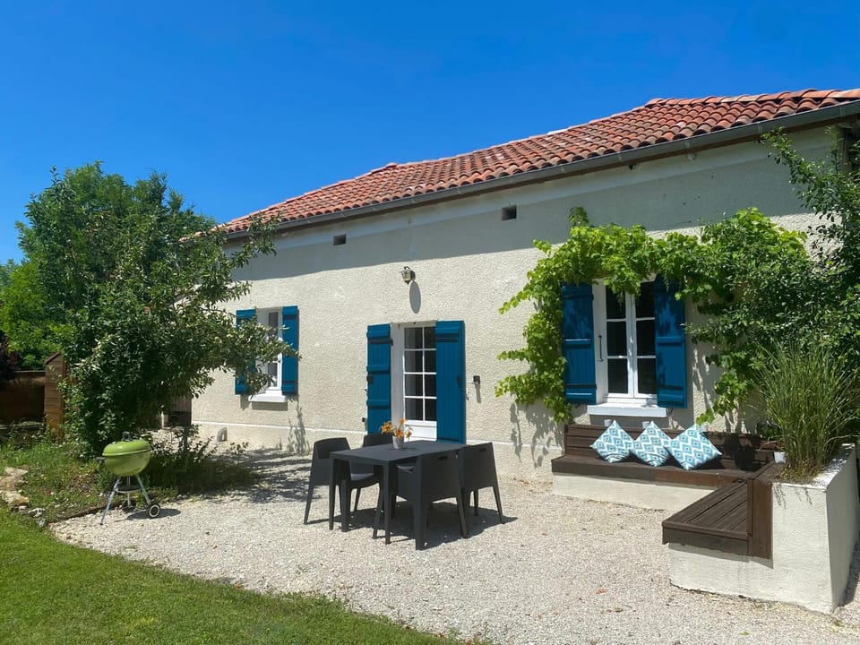 Property building, Patio, Spring, Day, BBQ facilities