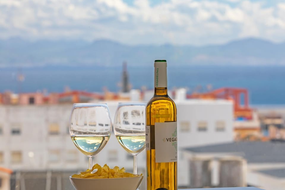 Centric, amazing views, garage and fibre WIFI Apartment in Tarifa