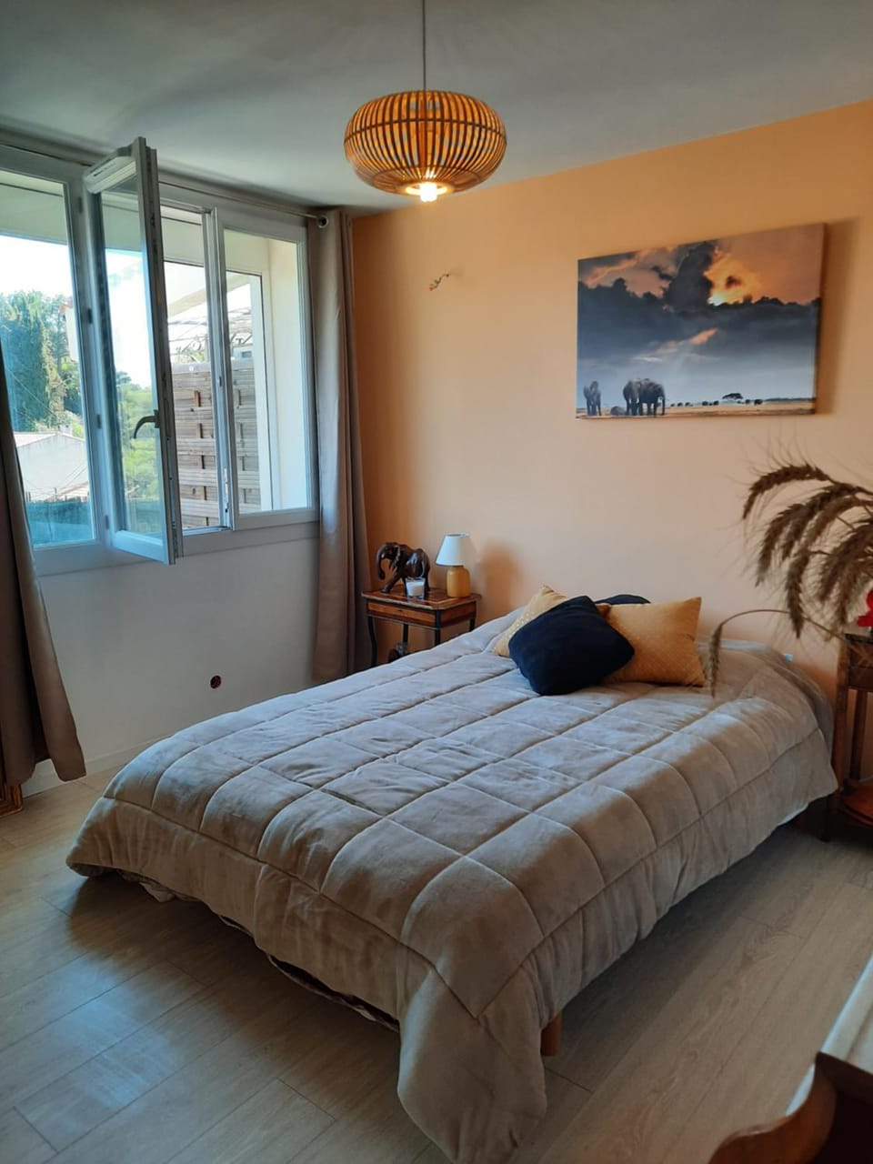 Bed, Photo of the whole room, Bedroom