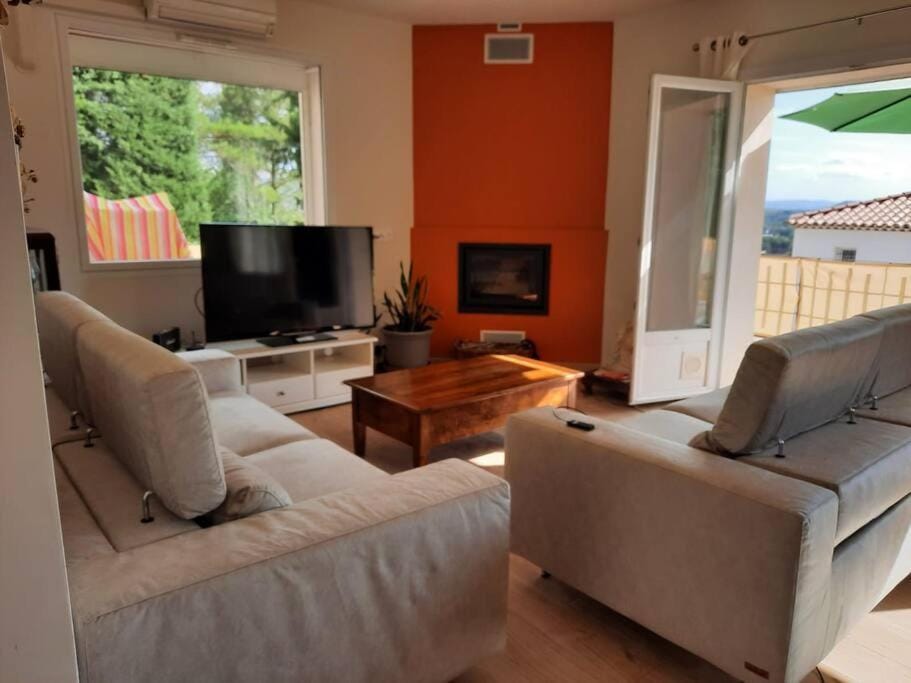 Communal lounge/ TV room, TV and multimedia, Living room