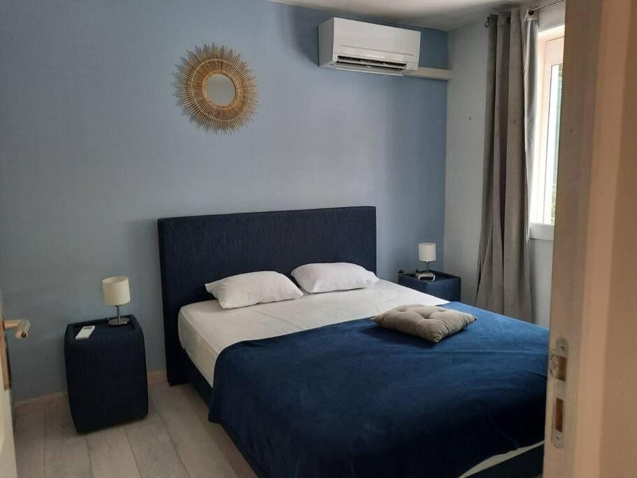 Bed, Photo of the whole room, Bedroom, air conditioner