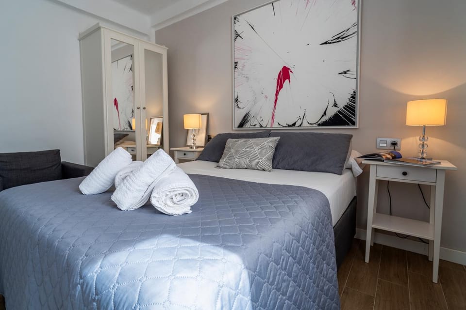 Bed, Photo of the whole room, Bedroom, towels