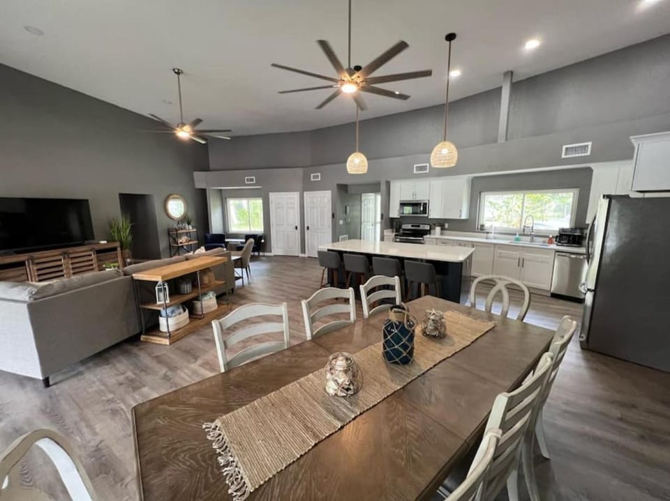 Spacious 4 bedroom with 2 baths with Pool and boat dock House in Florida