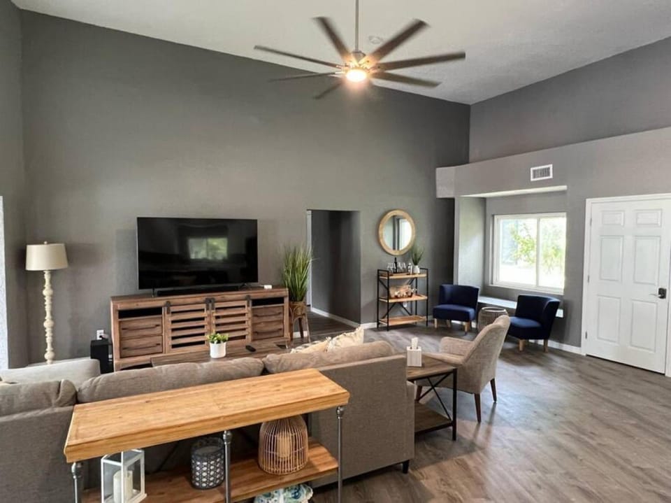 Spacious 4 bedroom with 2 baths with Pool and boat dock House in Florida