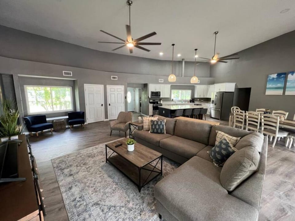 Spacious 4 bedroom with 2 baths with Pool and boat dock House in Florida