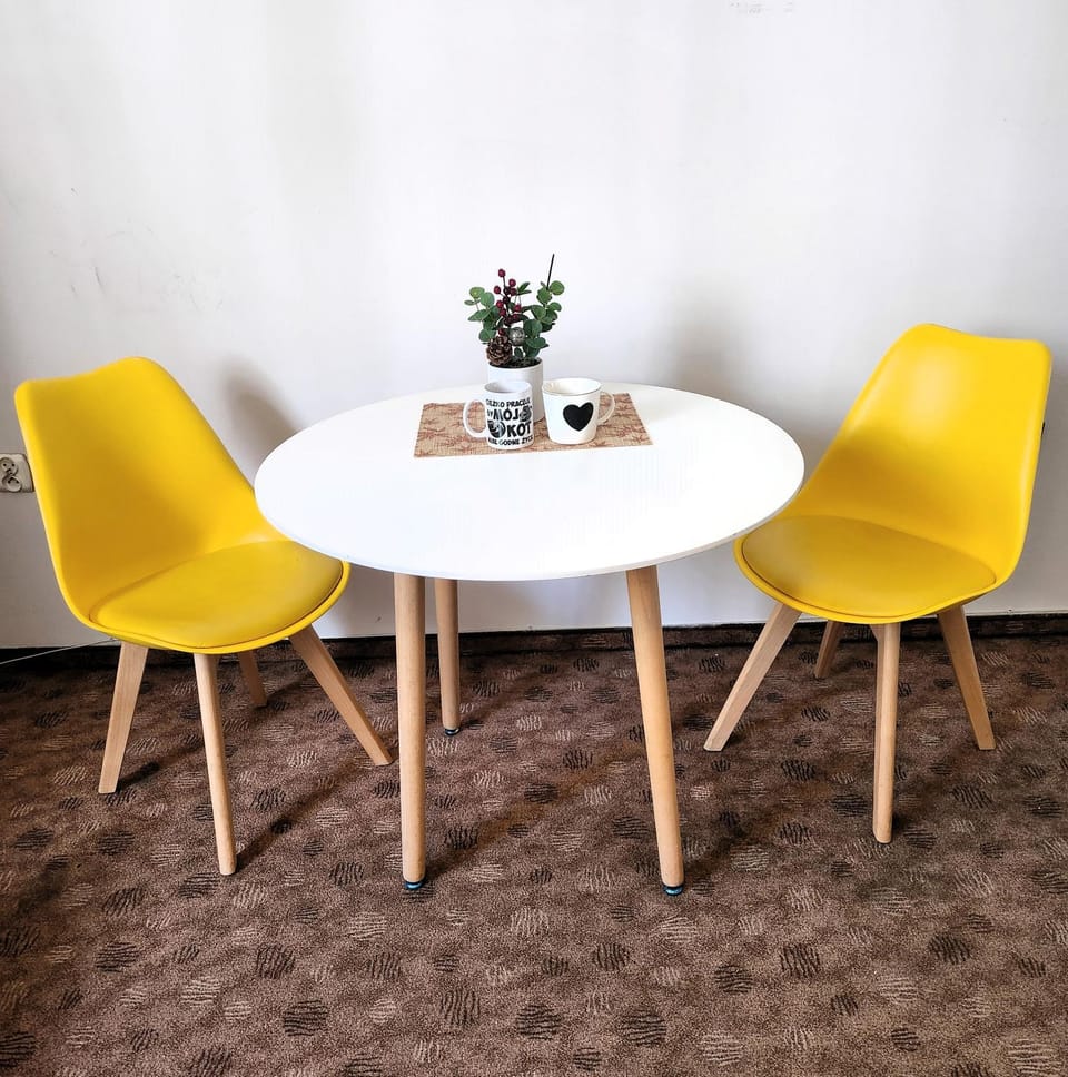Photo of the whole room, furniture