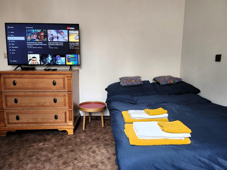 Bed, TV and multimedia, Photo of the whole room, towels