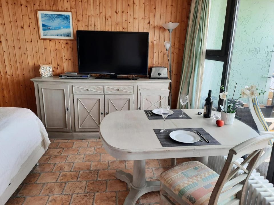 Bed, TV and multimedia, Photo of the whole room, Dining area