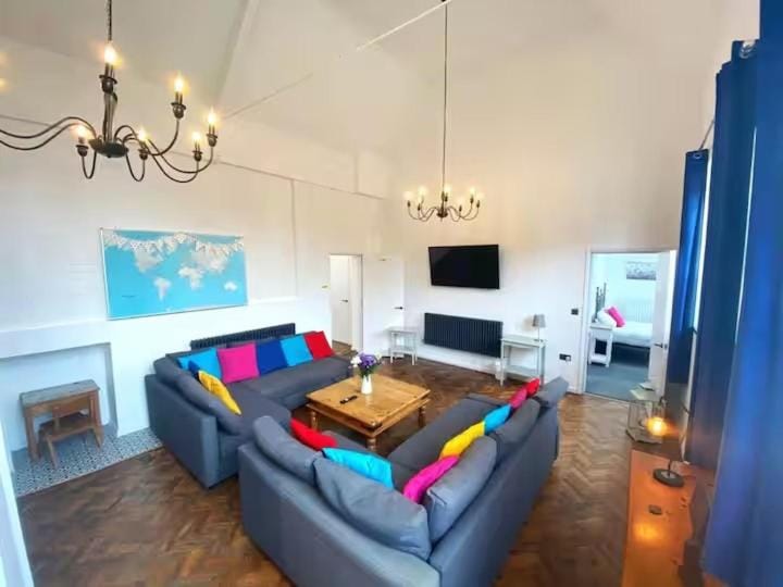 Skool House Retreat - 9 bedroom option House in Holt