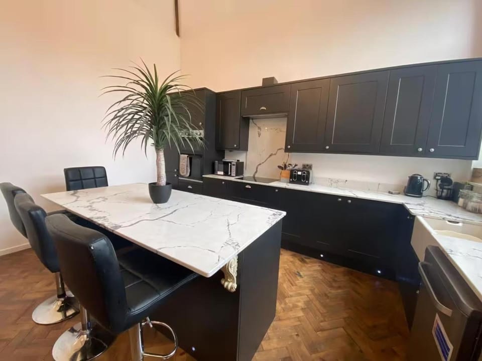 Skool House Retreat - 9 bedroom option House in Holt