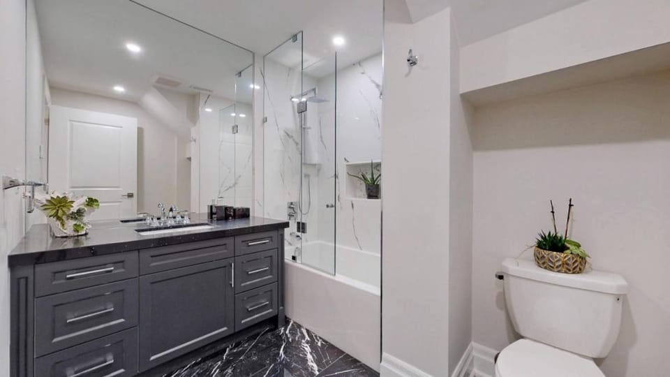 Family Modern walkout Basement wSauna Indoor Fireplace Wifi House in Innisfil