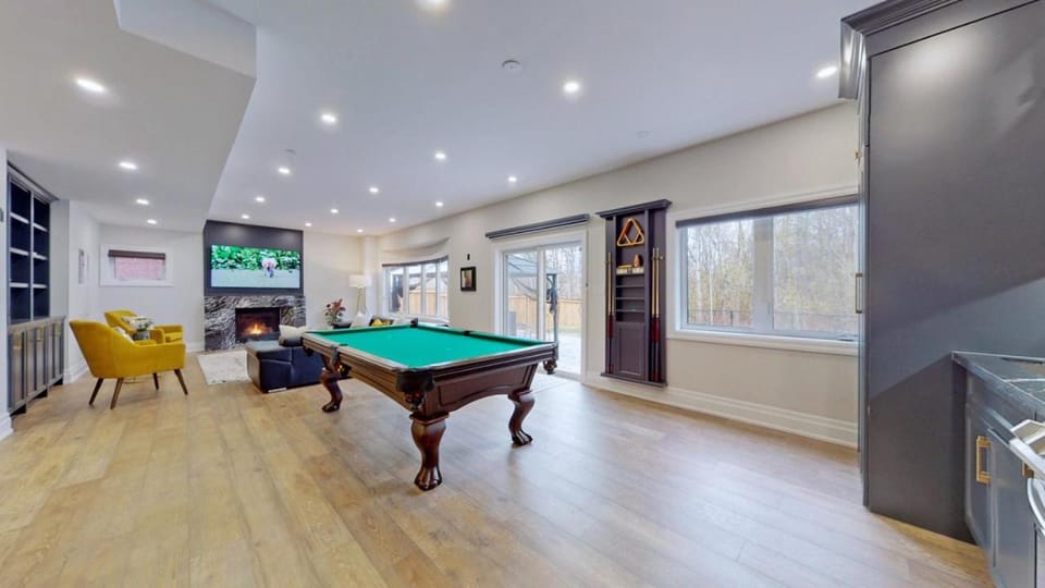 Family Modern walkout Basement wSauna Indoor Fireplace Wifi House in Innisfil