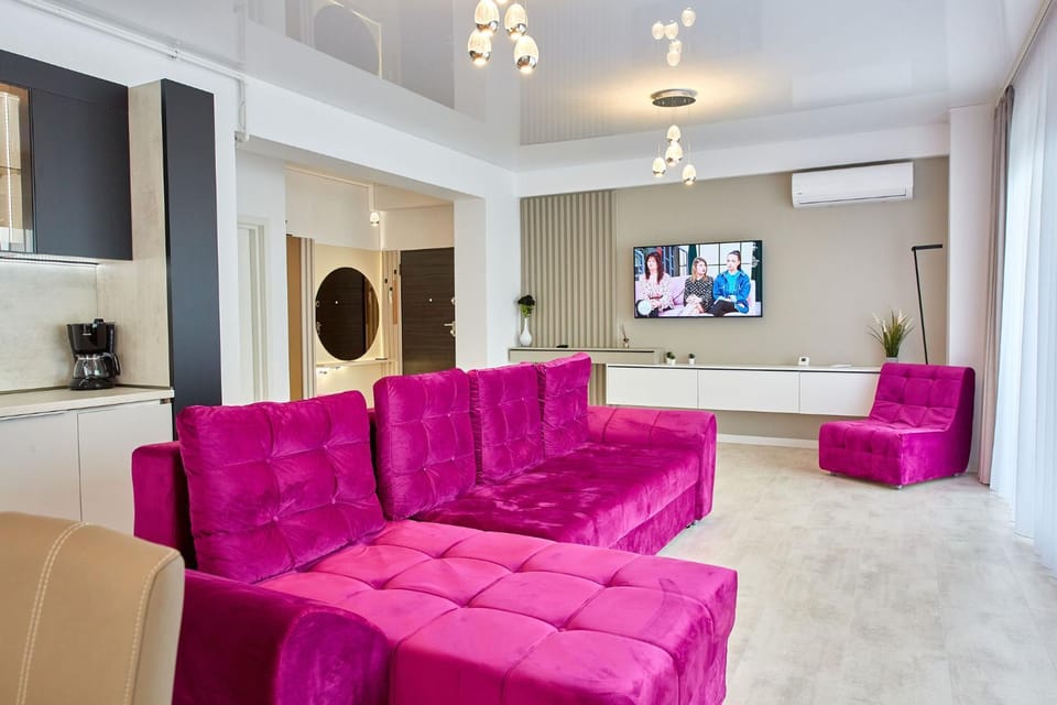 Communal lounge/ TV room, TV and multimedia, Living room, Seating area, Evening entertainment, air conditioner