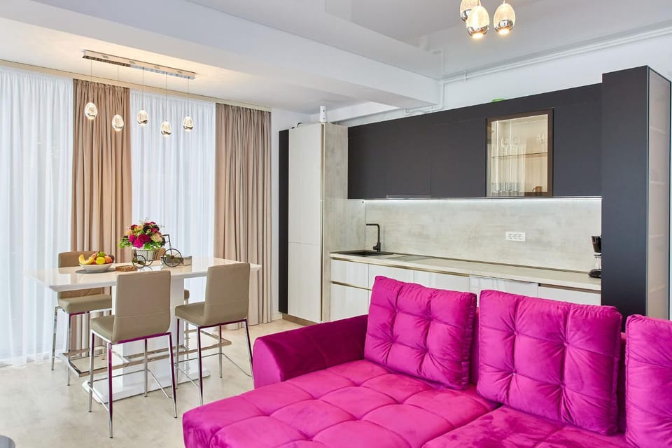 Kitchen or kitchenette, Living room, Seating area, Dining area