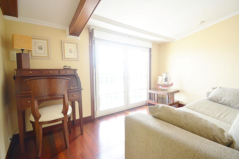 Photo of the whole room, Seating area, Bedroom