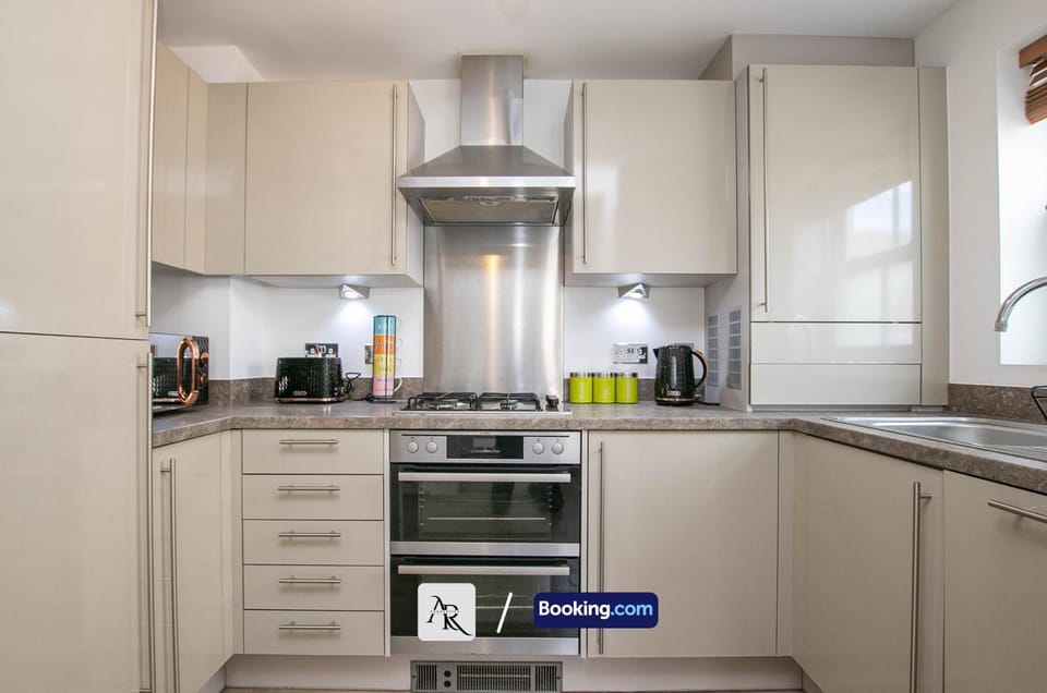 Coffee/tea facilities, Kitchen or kitchenette, oven, stove