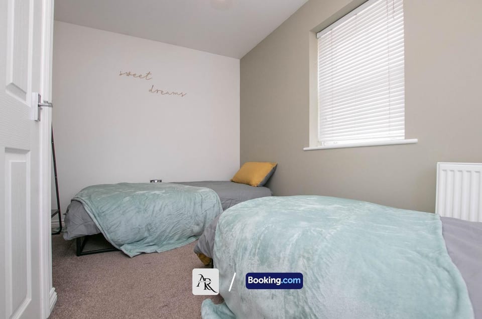 Bed, Photo of the whole room, Bedroom, internet