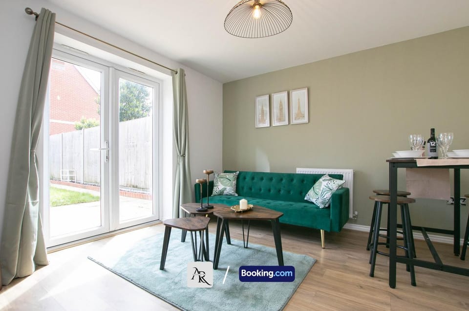 Bed, Living room, Seating area, Dining area, Bedroom