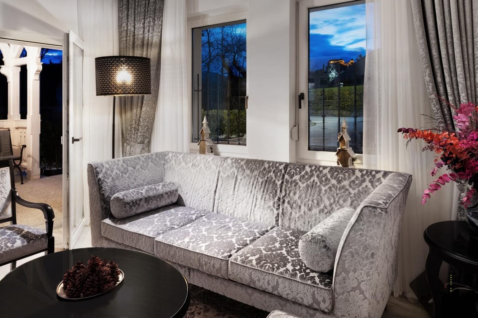 Living room, Seating area