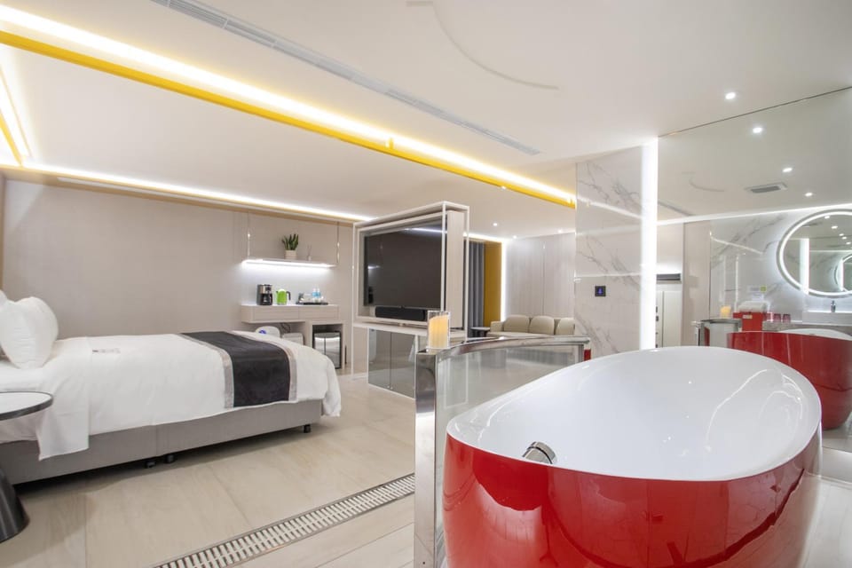 Bed, Bathroom, TV and multimedia, Photo of the whole room, Bedroom
