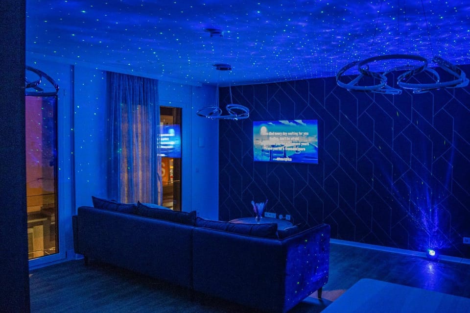 Communal lounge/ TV room, TV and multimedia, Living room, Seating area, Evening entertainment